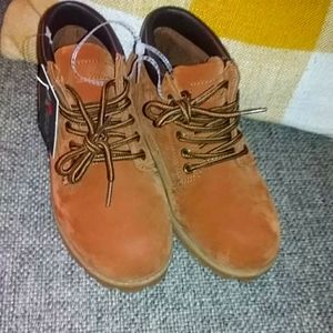 NEW--mountain gear kids boots